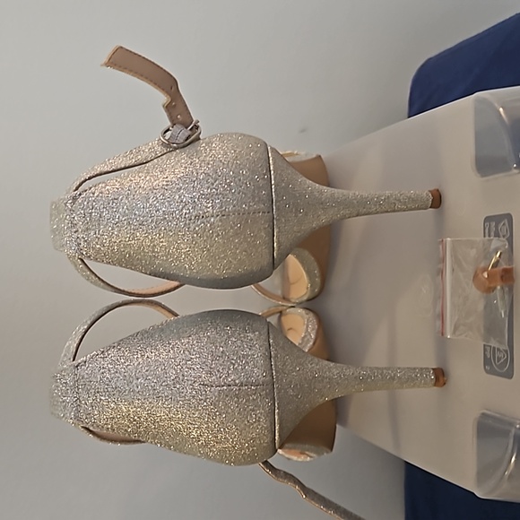 Silver Heels - Picture 6 of 7